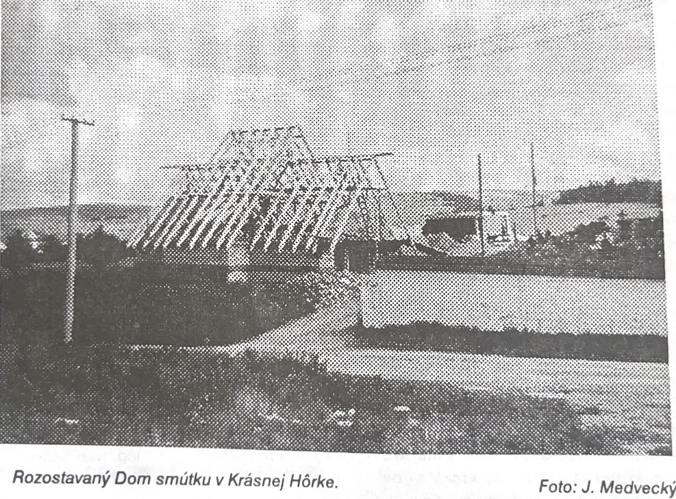 Rozostavaný dom smútku pred 30. rokmi