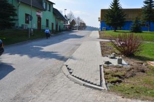 Pribudol chodník a parkovacie miesta