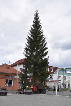 14.11.2018 Stavanie vianočného stromčeka